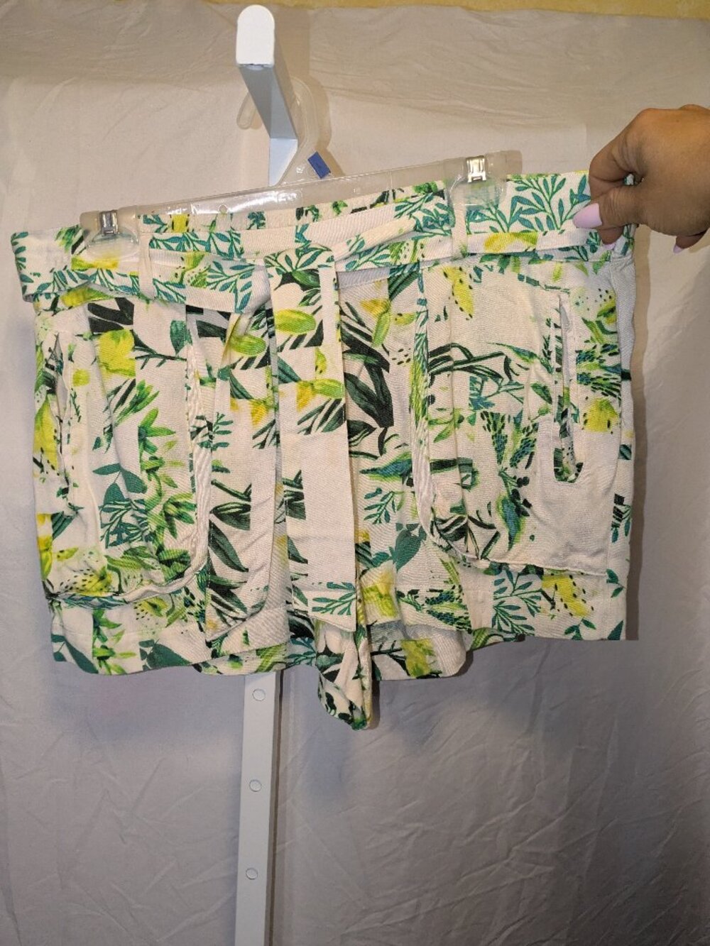 a.n.a High-Rise Tropical Floral Tie-Waist Shorts - Size M - 100% Rayon